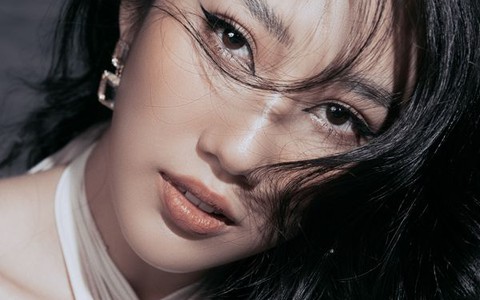 Một năm bận rộn, Thúy Ngân vẫn thăng hạng nhan sắc
