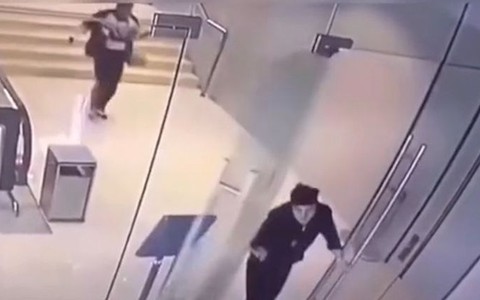 Những pha đập mặt vỡ kính cường lực khó đỡ