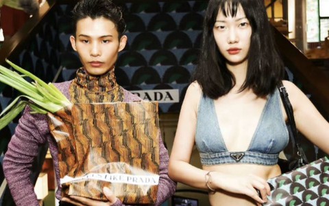 Giới trẻ Trung Quốc 'ăn mặc lồng lộn' chen chân mua rau vì cái túi