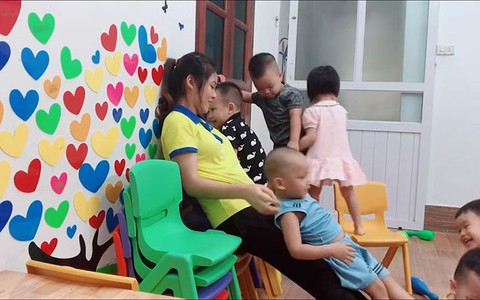 Cô giáo mầm non lấy thân mình làm cầu trượt cho trò