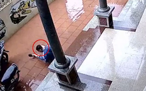 Chàng trai 'vồ ếch' sau khi ngắm mưa