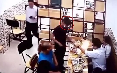 Chàng nhân viên bỏ chạy khi châm cồn vào bếp cho khách xong