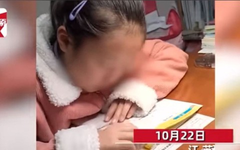 Muôn kiểu tình huống bi hài của ông bố bà mẹ dạy con không nổi