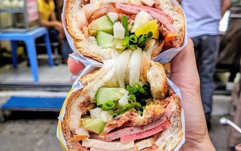 TikToker Hà Nội ăn bánh mì đắt nhất Sài Gòn ship bằng… máy bay