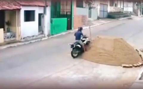 Thanh niên chạy môtô mắc kẹt ở đống cát giữa đường