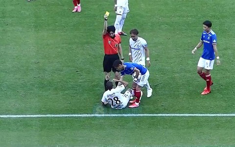 Màn ăn vạ thô thiển bị trọng tài rút thẻ vàng vì diễn quá dở