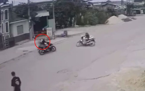 Người đàn ông quay xe 'đốn ngã' 2 tên trộm