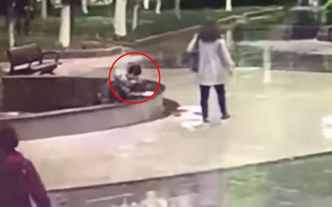 Mải dán mắt vào điện thoại, chàng trai ngã cắm đầu xuống bể cá