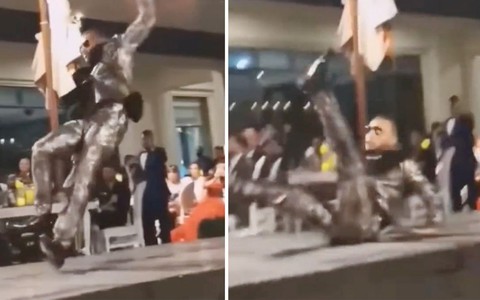 Chàng trai đổi dáng đi catwalk sau cú ngã trên sàn diễn