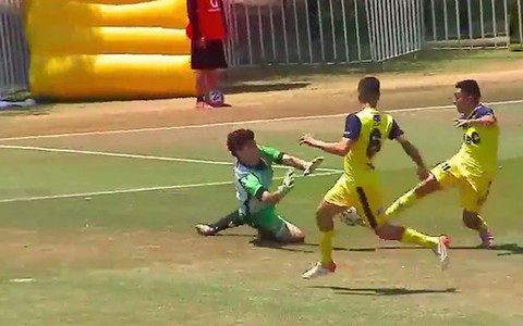 Cầu thủ bị thay ra sân vẫn chạy vào khung thành cứu thua đội nhà