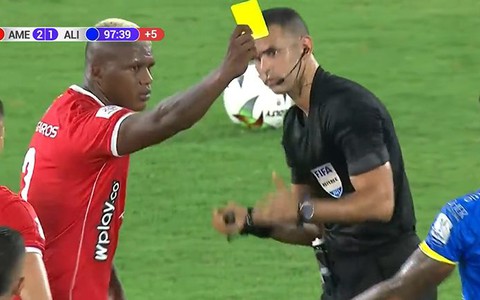 Cầu thủ lượm thẻ vàng trọng tài làm rơi để 'dằn mặt' đối phương