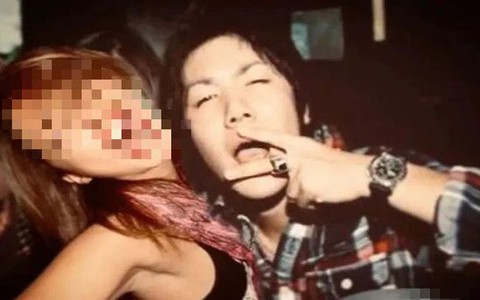 Chồng cựu công chúa Nhật chưa thoát thị phi, bị đào lại ảnh ăn chơi