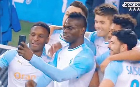 Pha ăn mừng đậm chất hài của Balotelli