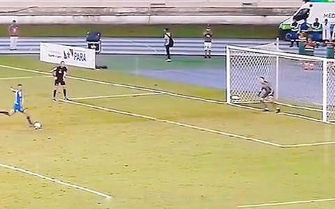 Cầu thủ lấy đà thật xa rồi đi bộ sút hỏng penalty