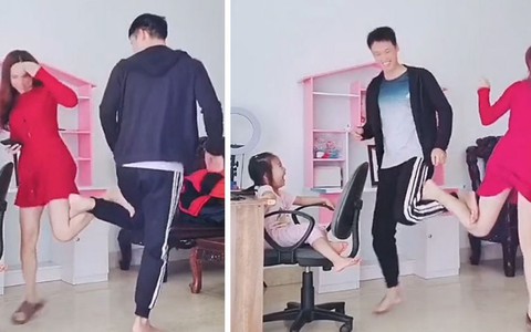 Bé gái cười khoái chí khi bố khóa chân mẹ bắt nhảy lò cò