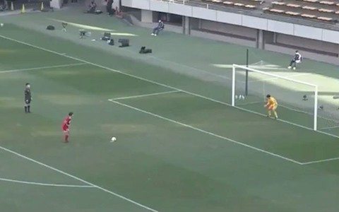 Cầu thủ lấy đà 5m rồi chạy như rùa bò khi sút penalty