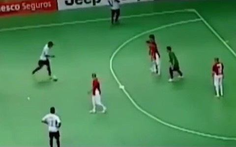 Siêu phẩm futsal 'ảo tung chảo'