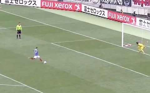 Cầu thủ 2 đội lần lượt ôm đầu tiếc nuối vì sút penalty không vào