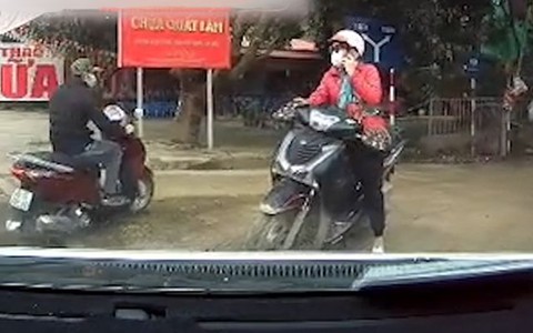 Cô gái dừng xe giữa ngã 3 buôn chuyện mặc tài xế bóp còi nhắc nhở
