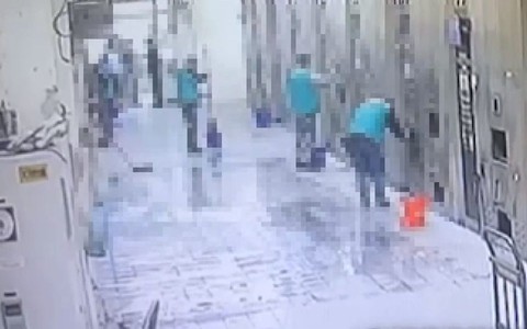 Tài xế say xỉn bị phạt lau dọn... nhà tang lễ
