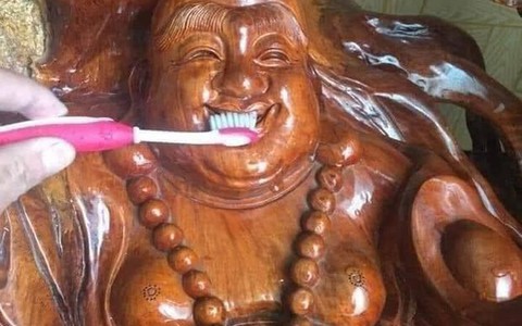 'Đại hội lau dọn' bắt đầu, có người còn dùng tăm nước rửa bàn ghế