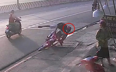 Video hài nhất tuần qua: Xe máy chạy 'lăng ba vi bộ' ngã cắm đầu