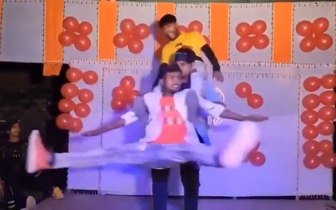 3 chàng trai quê một cục khi trổ tài trình độ hip hop