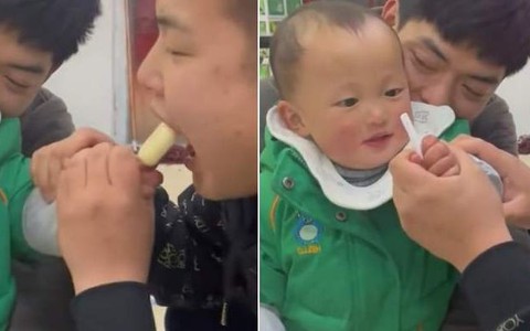 Bé trai hết cười khi bị chú lừa ăn mất kẹo mút