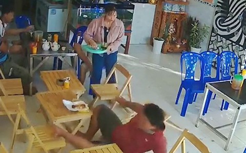 Chàng trai ngồi sập ghế gỗ vì 'quá tải'