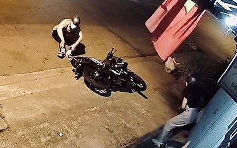 Chàng trai 'quê một cục' khi đang trêu bạn gái thì bị ngã xe
