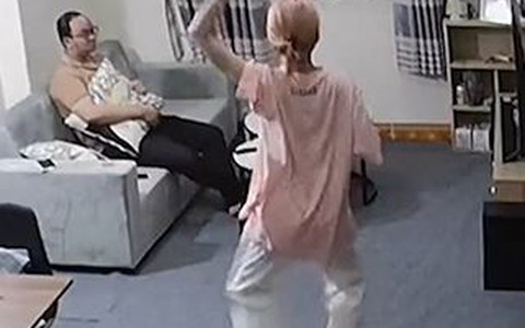 Anh trai cạn lời với em gái đứng trước mặt nhảy hiphop trêu ngươi