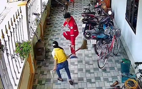 Anh trai suốt ngày múa võ công chọc ghẹo em gái