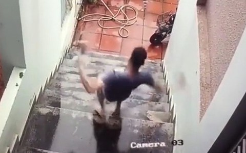 Chàng trai ngã dập mông khi xuống bậc tam cấp
