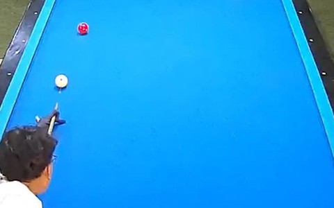 Nhóm bạn cười ngất khi chàng trai liên tục lượm siêu phẩm bida rùa