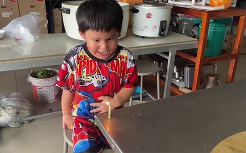 Bé trai hú hồn với cây nến 'ma quái' thổi nên hoài không tắt