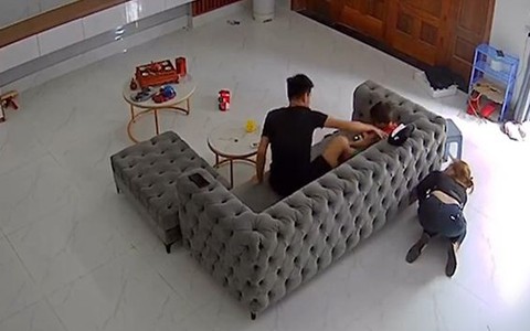 Video hài nhất tuần qua: Mẹ lén lút bò ra ngoài vì sợ con đòi theo