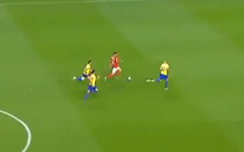 Cầu thủ chạy như Usain Bolt tái hiện siêu phẩm thế kỷ của Maradona
