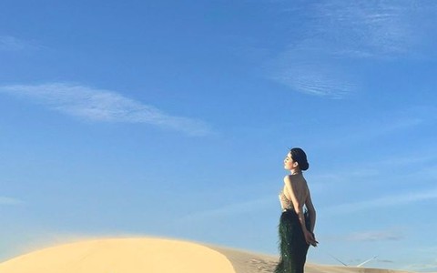 Lương Thùy Linh đi giày cao gót, phơi nắng giữa đồi cát