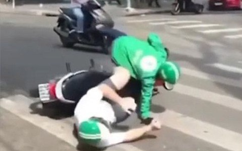 Anh Tây ngã sõng soài vì tài xế xe ôm chở không nổi