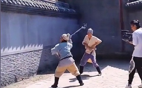 Những tình huống hài hước hậu trường phim cổ trang Trung Quốc