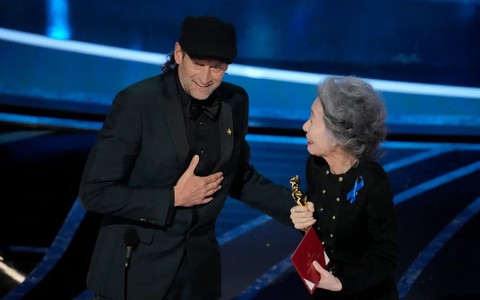 MC dẫn Lễ trao giải Oscar 2022 tấu hài, 'cà khịa' Quả cầu vàng