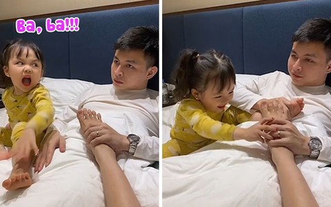 Ông bố bất lực khi mát xa chân cho vợ con