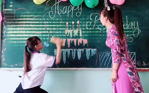 Học trò mừng sinh nhật cho cô giáo theo phong cách cây nhà lá vườn
