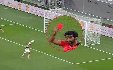 Cầu thủ cởi áo ăn mừng phong cách Ronaldo bị thẻ đỏ