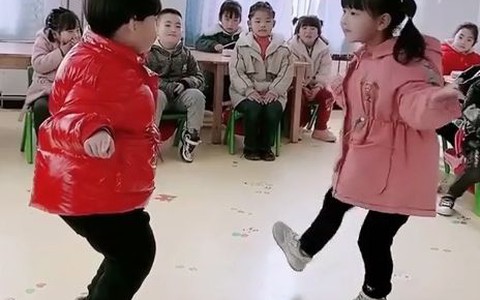 Cả lớp tròn mắt trước màn trình diễn dễ thương của 2 bạn
