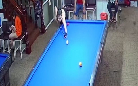 Chàng trai gục ngã trước siêu phẩm bida 3 băng của cô gái