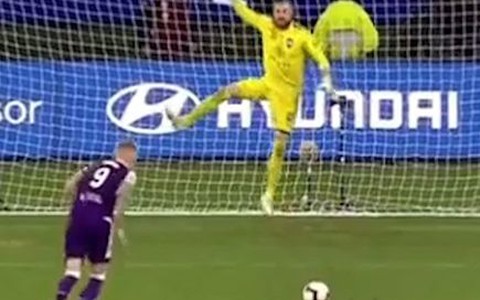 Những pha cản phá penalty kì lạ nhất của thủ môn