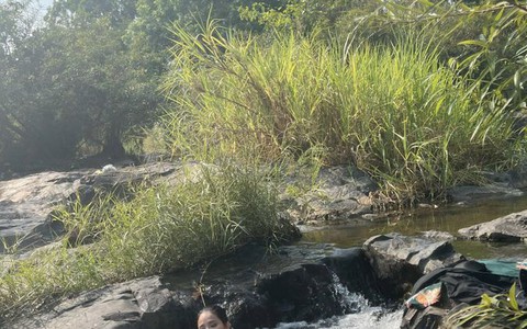 'Bà mối' Cát Tường khoe ảnh 'tắm tiên' bên suối gây bão mạng