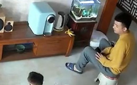 Bé trai bắt chước quỳ vái lạy Hoàng Thượng khi xem phim cổ trang