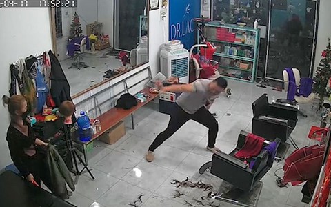 Chồng dùng tuyệt chiêu 'Võ Tòng thu phụ hổ' trêu chọc vợ